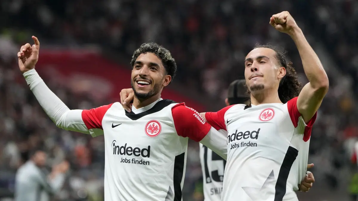 Eintracht Frankfurt - Bor. Mönchengladbach: 21.09.2024, Hessen, Frankfurt/M.: Fußball: Bundesliga, Eintracht Frankfurt - Bor. Mönchengladbach, 4. Spieltag, Deutsche Bank Park. Frankfurts Omar Marmoush (l) jubelt nach dem 2:0 mit Frankfurts Arthur Theate. Foto: Thomas Frey/dpa - WICHTIGER HINWEIS: Gemäß den Vorgaben der DFL Deutsche Fußball Liga bzw. des DFB Deutscher Fußball-Bund ist es untersagt, in dem Stadion und/oder vom Spiel angefertigte Fotoaufnahmen in Form von Sequenzbildern und/oder videoähnlichen Fotostrecken zu verwerten bzw. verwerten zu lassen. +++ dpa-Bildfunk +++