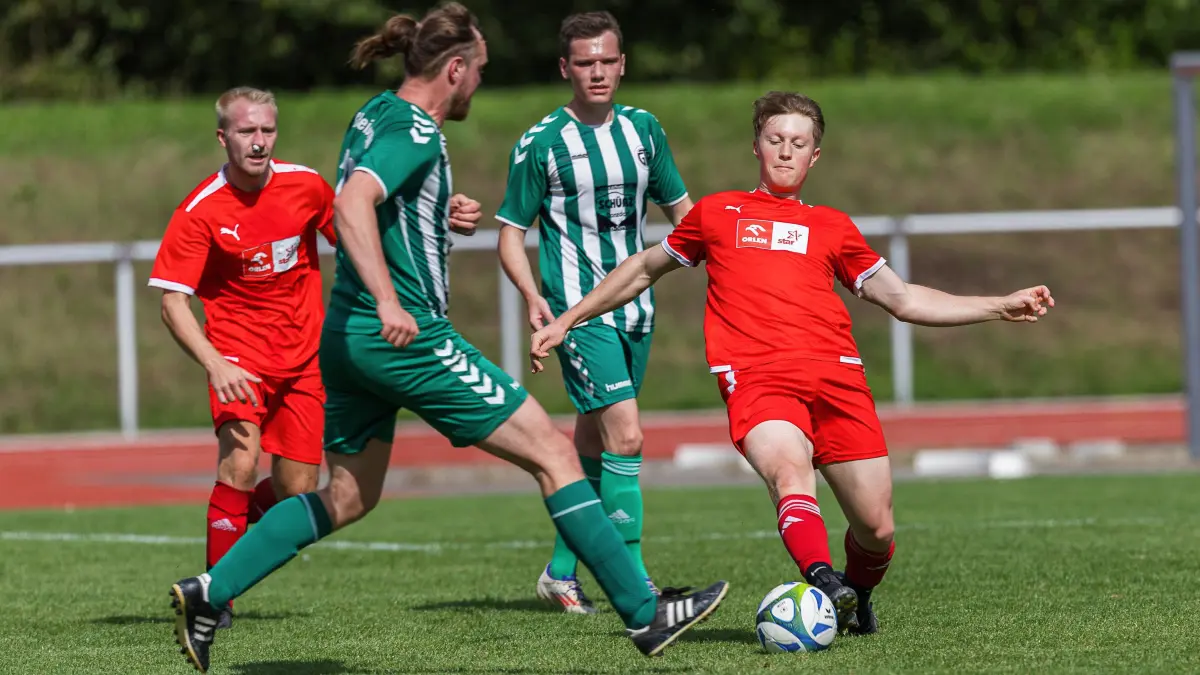 Fußball Kreisliga B9 : Fußball Kreisliga B9 ; FTSV Kuchen II - TG Reichenbach u.R. II;
Felix Heller (FTSV Kuchen II, #8) und links Felix Geiger (TG Reichenbach u. R., #16);
22.09.2024; Kuchen.
Foto: Thomas Madel