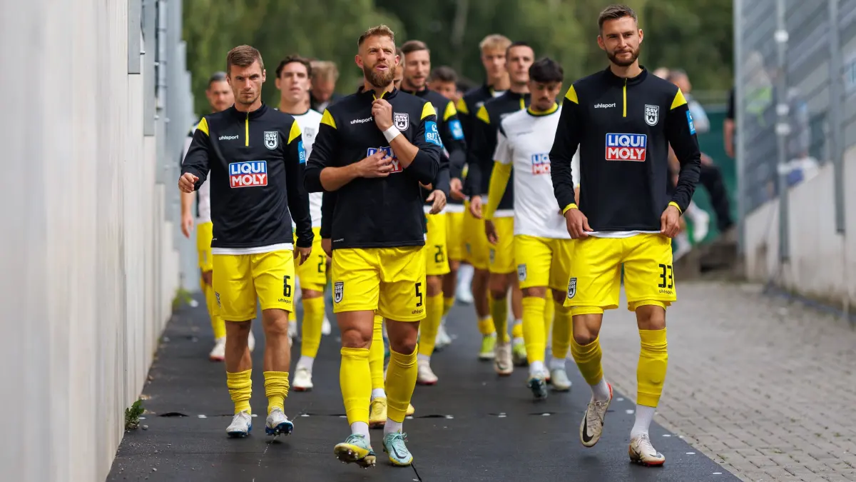 SV Elversberg vs SSV 1846 Ulm, Fussball, 2. Bundesliga, 6. Spieltag, Saison 2024/2025, 22.09.2024: Ulmer Spieler kommen ins Stadion, SV Elversberg vs SSV 1846 Ulm, Fussball, 2. Bundesliga, 6. Spieltag, Saison 2024/2025, 22.09.2024
Foto: Eibner-Pressefoto/Alexander Neis
DFB regulations prohibit any use of photographs as image sequences and/or quasi-video.
Editorial Use ONLY
National and International News Agencies OUT