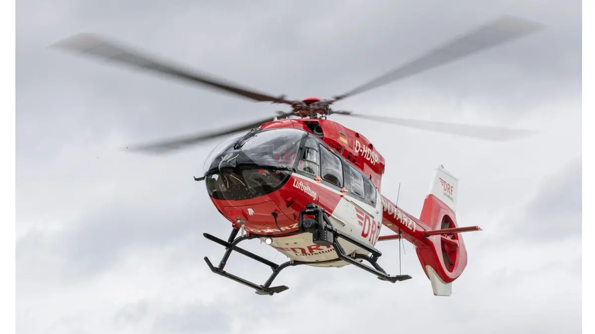 ARCHIV - 17.08.2021, Bayern, Regensburg: Ein Rettungshubschrauber der DRF-Luftrettung startet am Hubschrauber-Standort der DRF-Luftrettung am Uniklinikum Regensburg zu einem Einsatz. (zu dpa: «Rettung per Helikopter: Bulldogge beißt Mann krankenhausreif») Foto: Daniel Karmann/dpa +++ dpa-Bildfunk +++