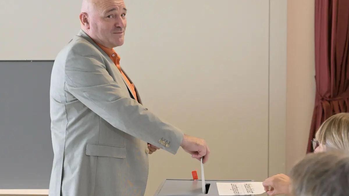 Robert Crumbach, Spitzenkandidat des Bündnis Sahra Wagenknecht (BSW) in Brandenburg, gibt in einem Wahllokal seine Stimme ab. In Brandenburg findet am Sonntag die Landtagswahl statt. +++ dpa-Bildfunk +++