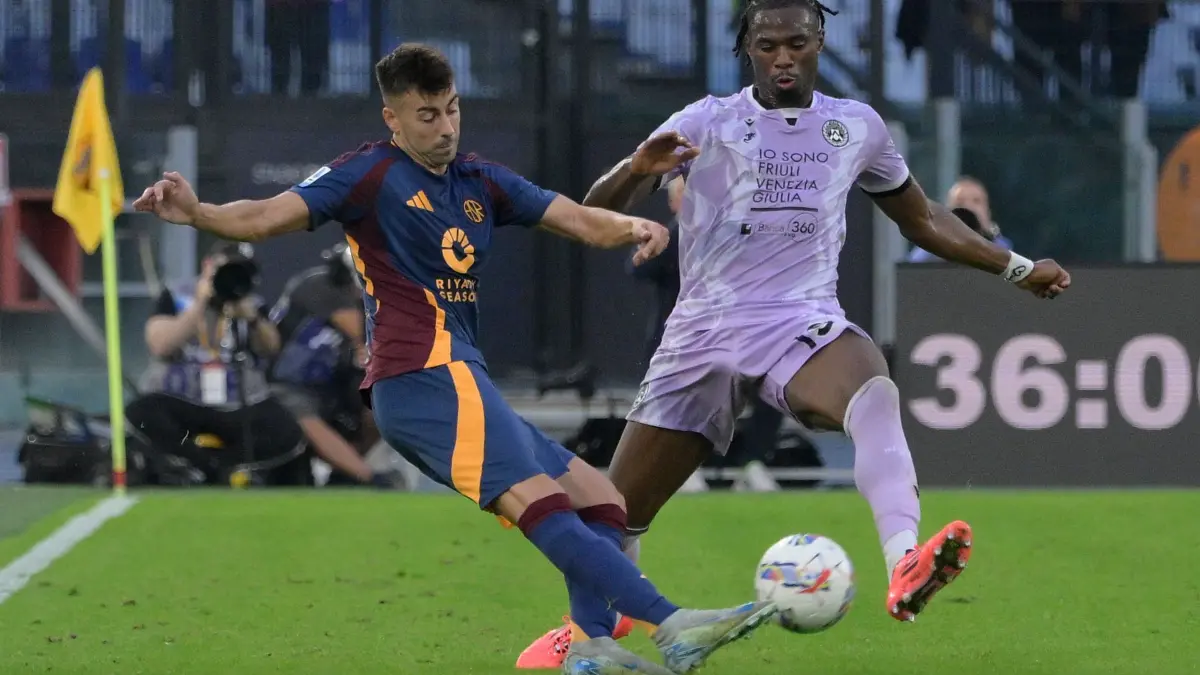 AS Roma - Udinese: 22.09.2024, Italien, Rom: Fußball: AS Roma - Udinese, Serie A: Stephan El Shaarawy von AS Roma in Aktion gegen Kingsley Ehizibue (r) von Udinese. Foto: Fabrizio Corradetti/LaPresse via ZUMA Press/dpa +++ dpa-Bildfunk +++