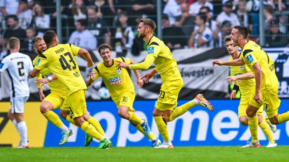 SV Elversberg - SSV Ulm 1846: 22.09.2024, Saarland, Spiesen-Elversberg: Fußball: 2. Bundesliga, 6. Spieltag, SV Elversberg - SSV Ulm 1846 in der Ursapharm-Arena an der Kaiserlinde, Felix Higl (M, SSV Ulm 1846) bejubelt sein Tor zum 0:2. Foto: Silas Schueller/DeFodi Images/dpa - WICHTIGER HINWEIS: Gemäß den Vorgaben der DFL Deutsche Fußball Liga bzw. des DFB Deutscher Fußball-Bund ist es untersagt, in dem Stadion und/oder vom Spiel angefertigte Fotoaufnahmen in Form von Sequenzbildern und/oder videoähnlichen Fotostrecken zu verwerten bzw. verwerten zu lassen. +++ dpa-Bildfunk +++