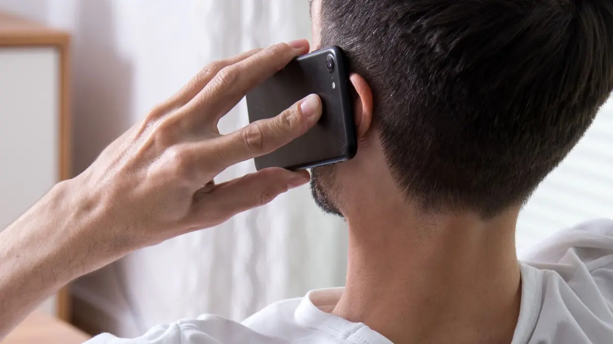 Mit dem Smartphone telefonieren: ILLUSTRATION - Neue Masche: Betrüger missbrauchen derzeit den Namen einer Bundesbehörde für Lockanrufe. (zu dpa: «Geld retten: Telefonbetrüger spielen Bundesbehörde») Foto: Christin Klose/dpa-mag - Honorarfrei nur für Bezieher des Dienstes dpa-Magazin +++ dpa-Magazin +++