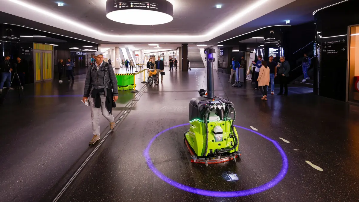 Ulm, Bahnhofsgasse vor HBF: Vorstellung Projekt - ZEN-MR - Beginn des zweiten Teils der Feldstudie zu Roboter-Mensch-Interaktion im öffentlichen Raum