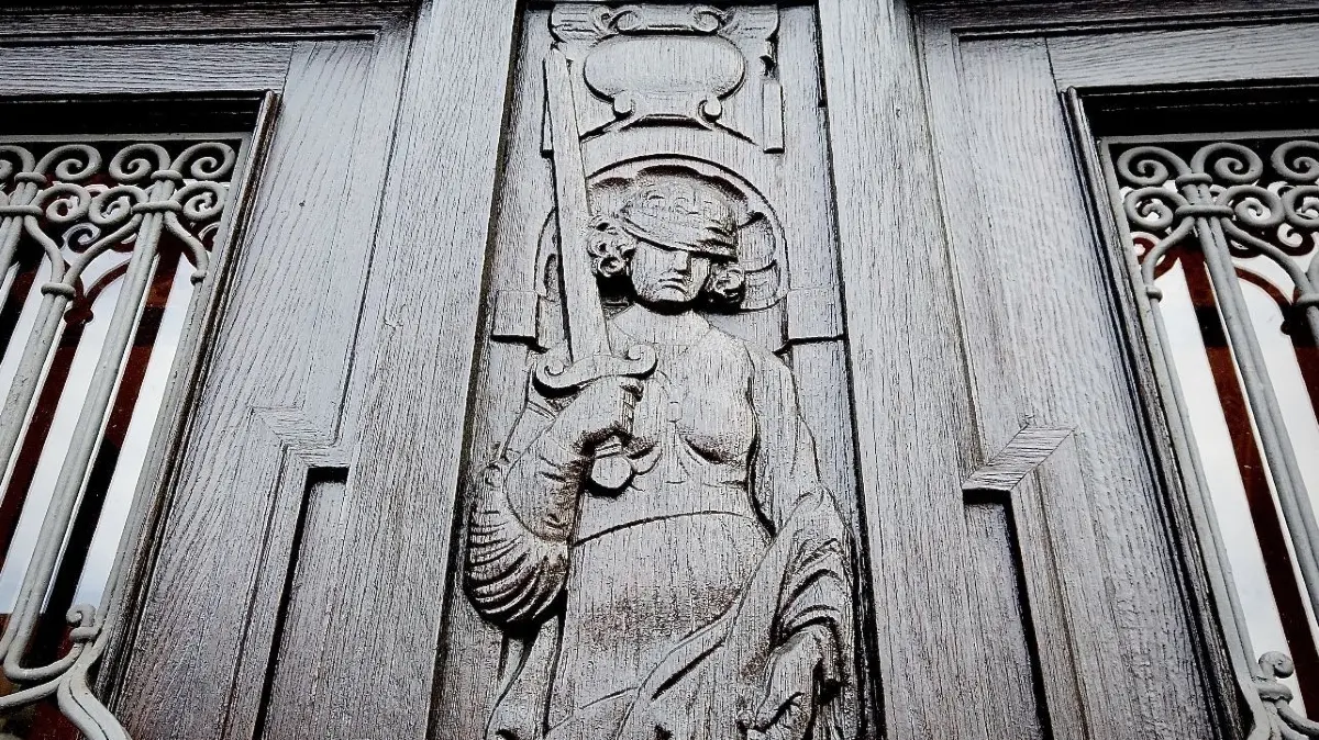 Abbild der Göttin Justitia auf der Eingangstüre des Landgerichts Tübingen.