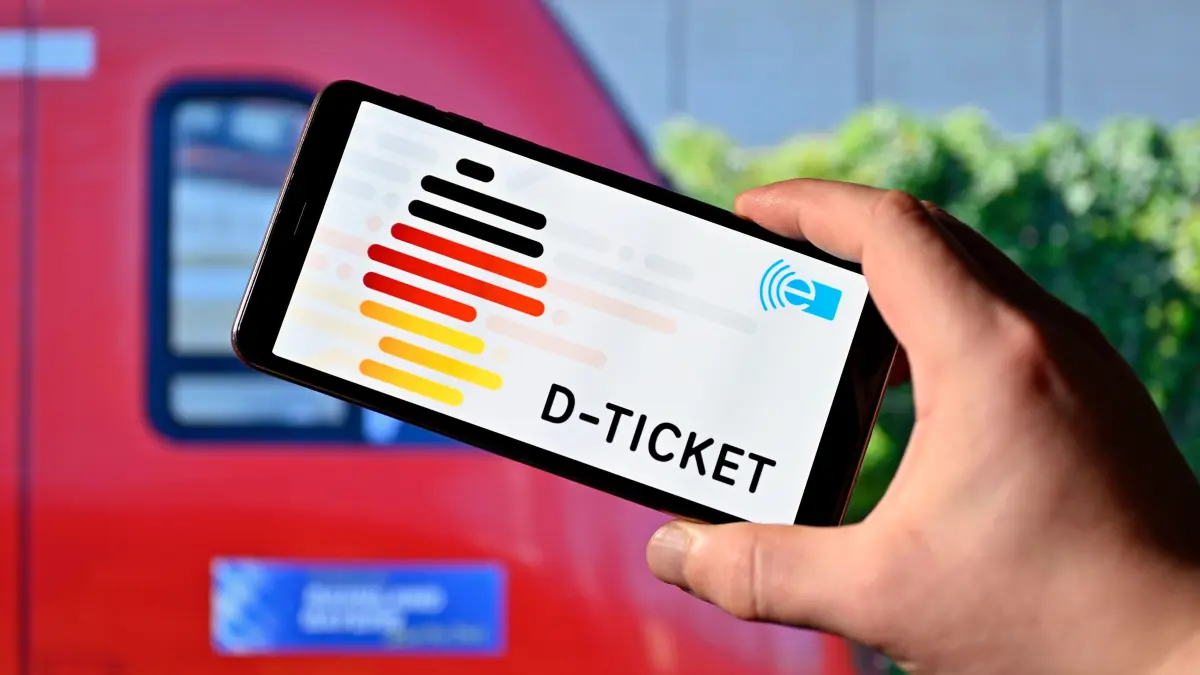 Deutschland-Ticket (D-Ticket): Mit dem Deutschland-Ticket (D-Ticket) können Kunden der Deutschen Bahn ab dem 1. Mai 2023 für nur 49 Euro pro Monat in allen Verkehrsmitteln des öffentlichen Nahverkehrs reisen; der Verkauf ist bereits gestartet. Das Deutschlandticket gilt als der Nachfolger des 9-Euro-Tickets, das im Sommer 2022 die Bürgerinnen und Bürger finanziell entlasten sollte. (Themenbild, Symbolbild) Köln, 08.04.2023