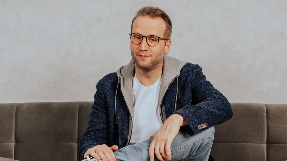 Benni Stark tritt für Schleswig-Holstein beim Bundesvision Comedy Contest an.