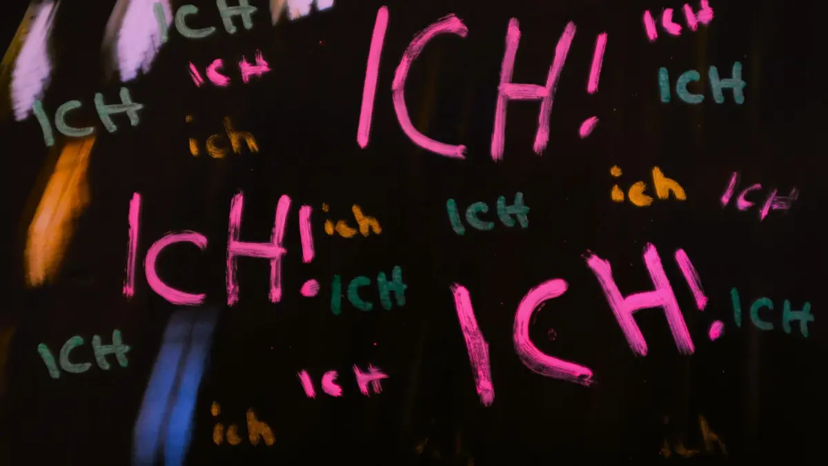 Das Wort „Ich“ in bunter Schrift: ILLUSTRATION - Nicht jeder, der als narzisstisch bezeichnet wird, ist es im Sinne einer Störung. Dafür aber andere - von denen man es nicht sofort denkt. (zu dpa: «Verdeckte Narzissten erkennen und sich schützen») Foto: Laura Ludwig/dpa-mag - Honorarfrei nur für Bezieher des Dienstes dpa-Magazin +++ dpa-Magazin +++