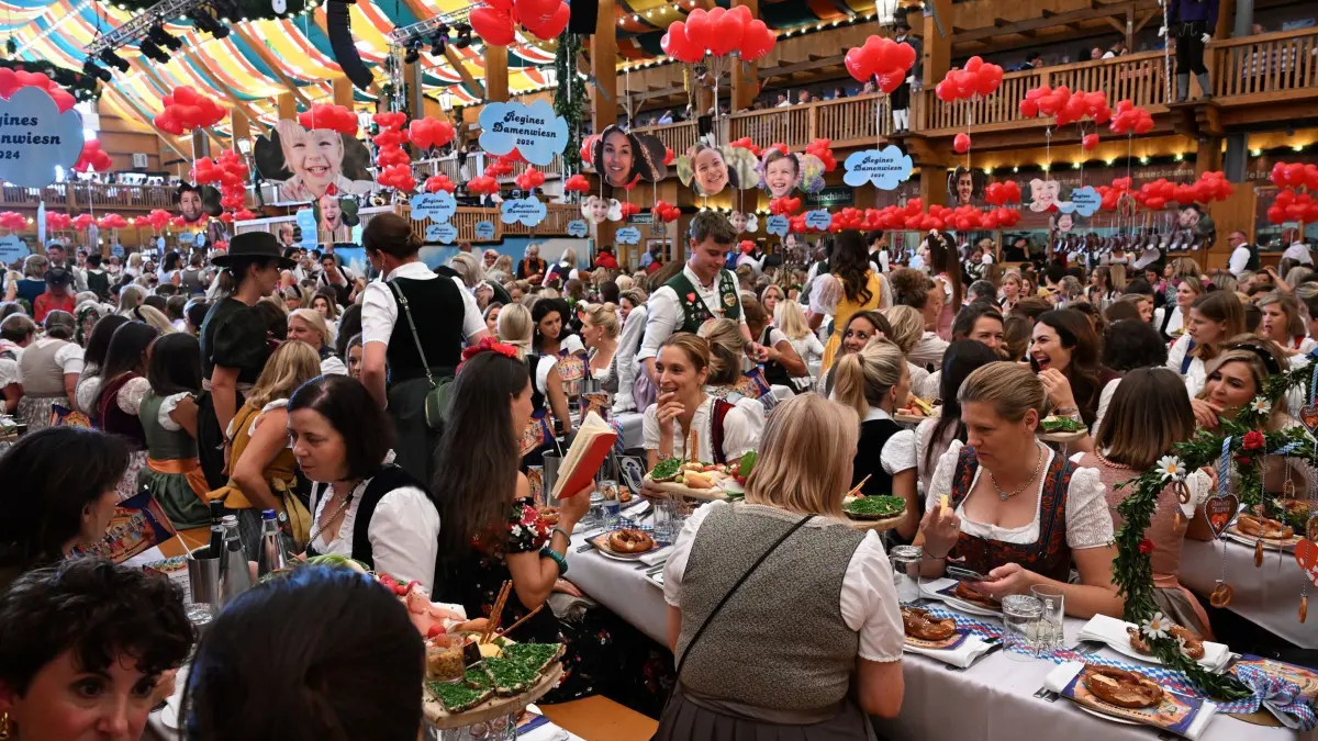 189. Münchner Oktoberfest: 23.09.2024, Bayern, München: Damen feiern im Schützenzelt im Rahmen der Damenwiesn. Das 189. Oktoberfest findet vom 21. September bis 6. Oktober 2024 auf der Münchner Theresienwiese statt. Foto: Felix Hörhager/dpa +++ dpa-Bildfunk +++