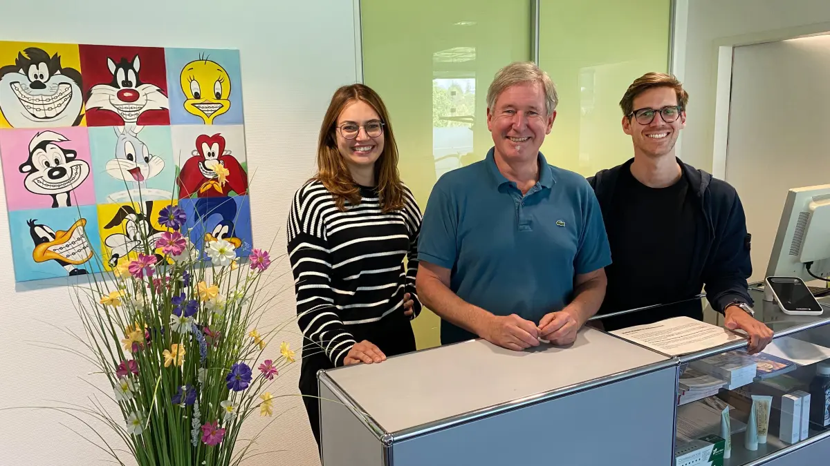 Praxisübergabe in der Weilheimer Straße: Der Kieferorthopäde Dr. Karl-Heinz Strebel (Mitte) geht in den Ruhestand. Für die Nachfolge stehen Dr. Lorena Kielmann und Tim Claßen parat.