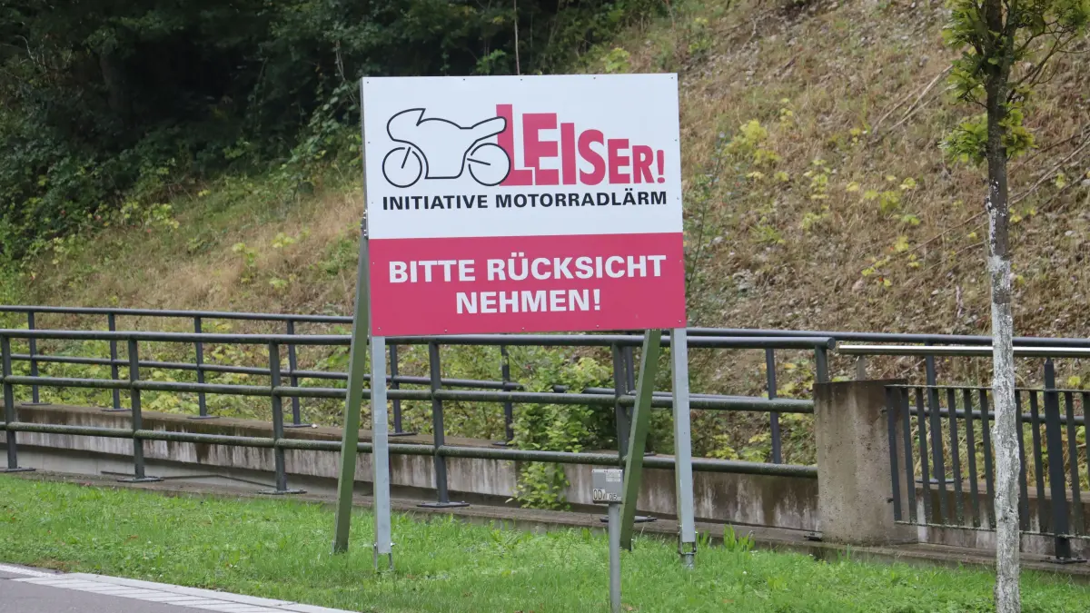 Am Ortsausgang von Braunsbach wurde ein Schild gegen Motorradlärm aufgestellt