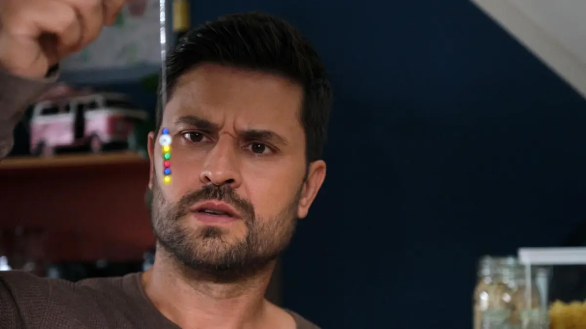 Paco (Milos Vukovic) findet unwissend ein Indiz für Stellas Schuld.