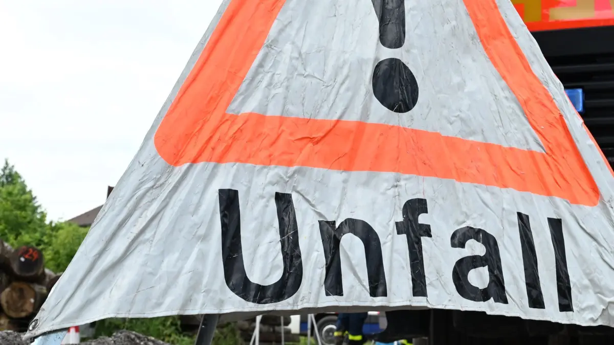 ARCHIV - 04.06.2024, Baden-Württemberg, Stuttgart: Ein Schild mit der Aufschrift Unfall steht vor einem Feuerwehrauto in einem Einsatz. (zu dpa: «Feuerwehrwagen prallt in Lkws - drei Schwerverletzte») Foto: Bernd Weißbrod/dpa +++ dpa-Bildfunk +++