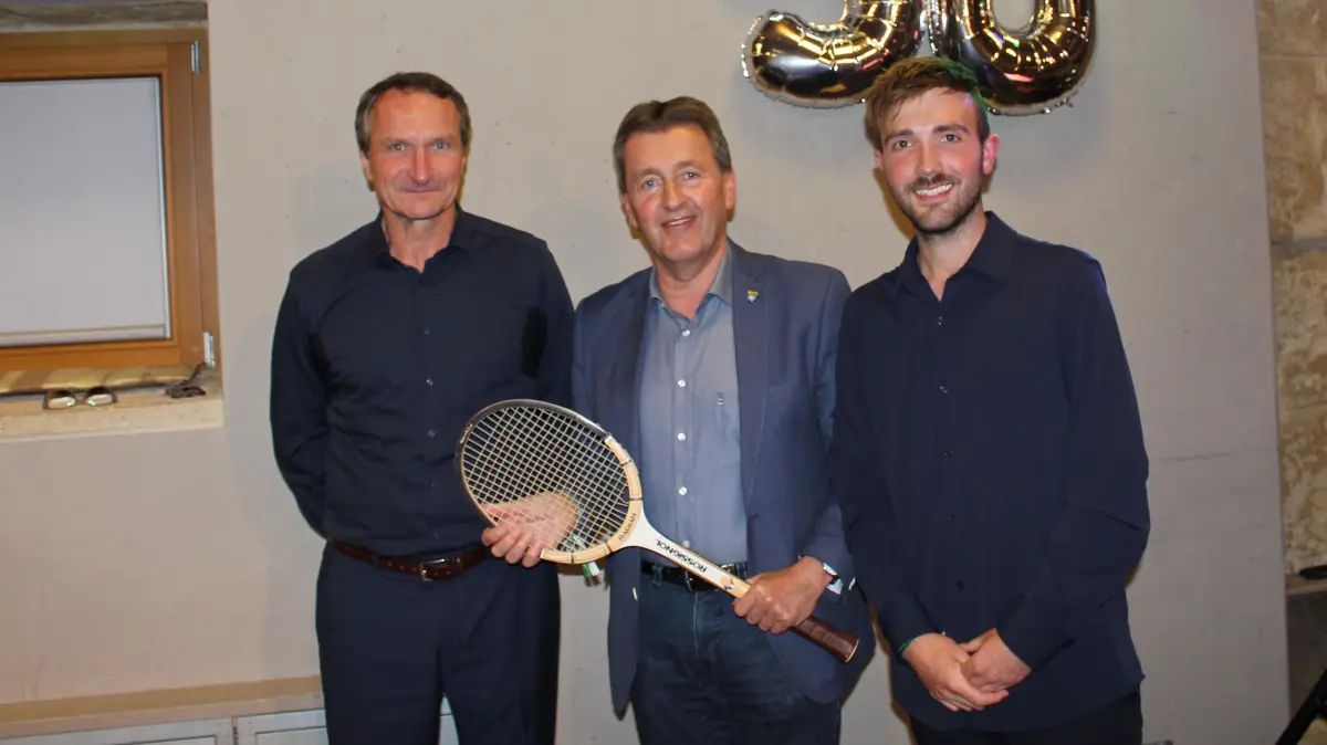 Oberbürgermeister Roland Tralmer (Mitte) gratulierte dem Tennis-Club Lautlingen zum Jubiläum.