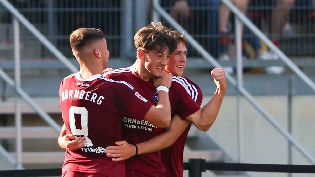 Dustin Forkel (M): ARCHIV - 26.07.2024, Bayern, Nürnberg: Fußball: Testspiele, 1. FC Nürnberg - Juventus Turin im Max-Morlock-Stadion. Der Nürnberger Dustin Forkel (M) jubelt mit seinen Kollegen Stefanos Tzimas (l) und Michal Sevcik über seinen Treffer zum 2:0. (zu dpa: «1. FC Nürnberg vorerst ohne angeschlagenen Forkel») Foto: Daniel Karmann/dpa +++ dpa-Bildfunk +++