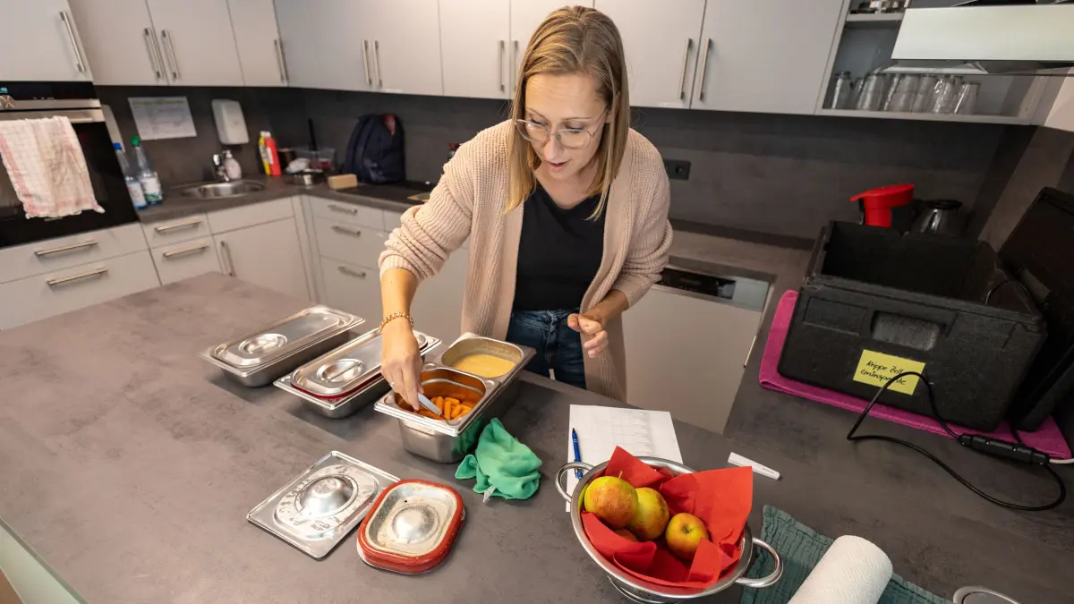 Zell Kindergarten Kita Kinderhaus Mensa Essen wird angeliefert