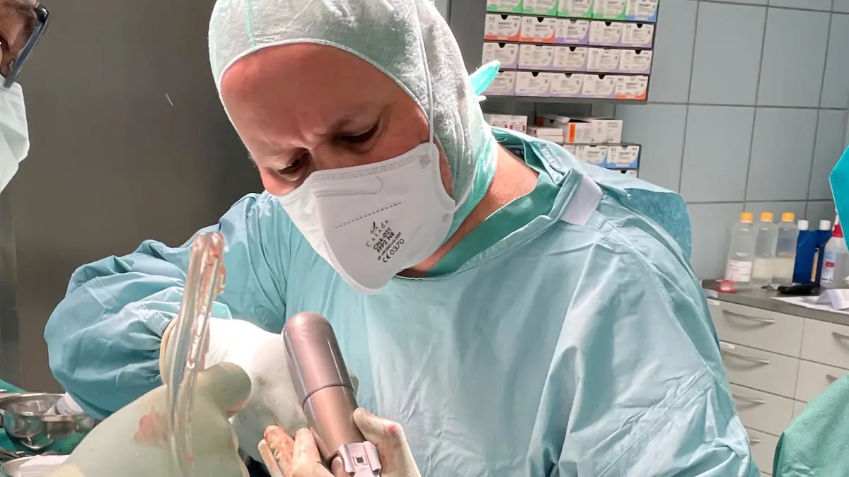 Chefarzt Dr. Christoph Riepl steht täglich im Operationssaal.
