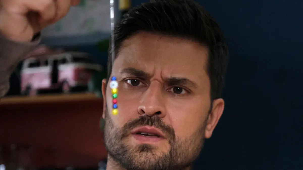 Paco (Milos Vukovic) findet unwissend ein Indiz für Stellas Schuld.