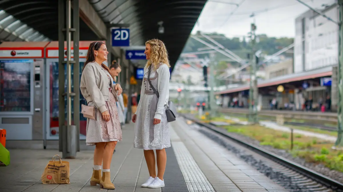 Wiesn-Zeit! Wie die Ulmer aufs Oktoberfest fahren - Umfrage am Bahnhof