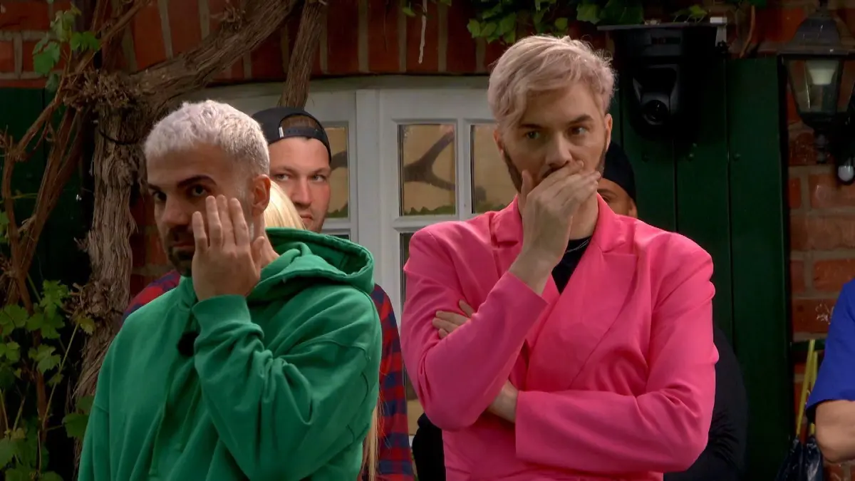 Rafi Rachek (l.) schaut in Folge 3 zu tief ins Glas und der Abend nimmt eine dramatische Wendung.