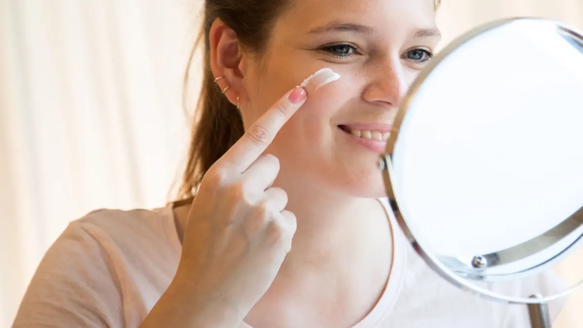 Gesicht eincremen: ILLUSTRATION - Elf der von «Öko-Test» untersuchten Allzweckcremes schneiden «sehr gut» ab. Darunter auch vier der günstigsten Produkte im Test. (zu dpa: «Nicht alle Allzweckcremes überzeugen im Öko-Test») Foto: Christin Klose/dpa-mag - Honorarfrei nur für Bezieher des Dienstes dpa-Magazin +++ dpa-Magazin +++