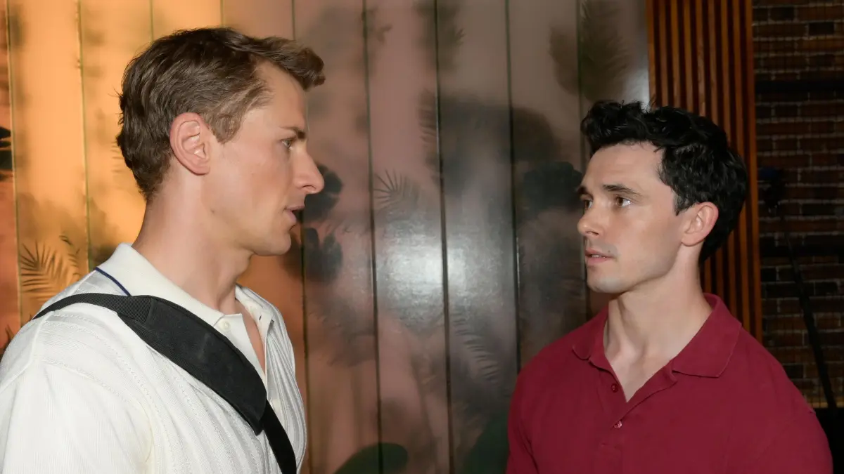 Adam (Lukas Sauer) und Luis (Marc Weinmann) wollen herausfinden, ob sie eine glückliche Beziehung führen können.