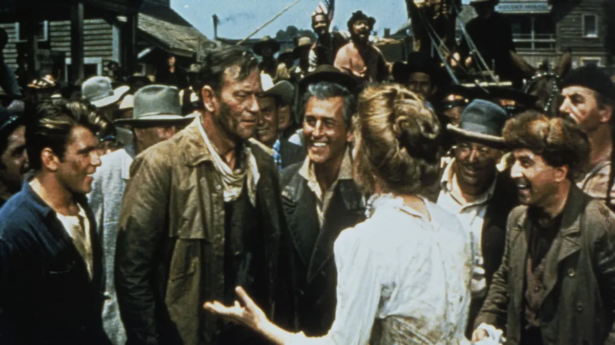 Nach einer wüsten Schlägerei in der schlammigen Hauptstraße von Nome erhalten die drei Goldsucher Sam McCord (John Wayne, Mitte), George Pratt (Steward Granger, Bildmitte) und dessen jüngerer Bruder Billy (Fabian, vorne links) von dem zuständigen Regierungsbeamten unbürokratisch ihre Mine zurück. Ganz zum Schluss schafft es Michelle (Capucine) vor einer großen Anzahl an Bürgern, dem schlammverschmierten McCord ein Liebesgeständnis zu entlocken.