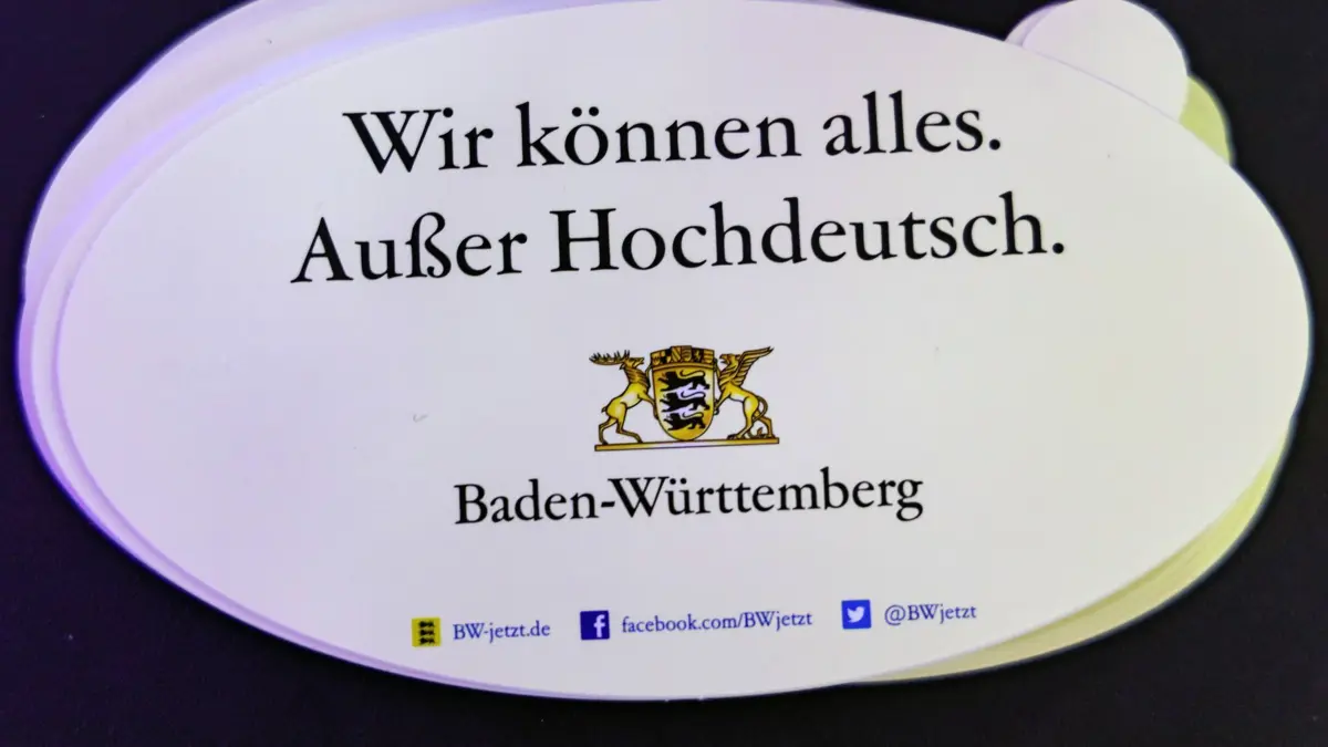 DEU, Deutschland, Stuttgart, 07.12.2018 - Wir können alles außer Hochdeutsch - Image-Werbung für das Bundesland. - Die baden-württembergische Landesregierung sorgt sich um die Dialekte. Die Tagung Daheim schwätzen die LeutÖ Gegenwart und Zukunft der baden-württembergischen Dialekte gab einen Überblick über die bestehenden Aktivitäten der Dialektpflege und suchte nach Möglichkeiten, wie der aktive Dialektgebrauch im Land gestärkt werden kann. *** DEU Deutschland Stuttgart 07 12 2018 We can do everything except High German Image advertising for the federal state The state government of Baden-Wuerttemberg is concerned about the dialects The conference Daheim schwätzen the LeutÖ The present and future of the dialects of Baden-Wuerttemberg gave an overview of existing dialect care activities and looked for ways to