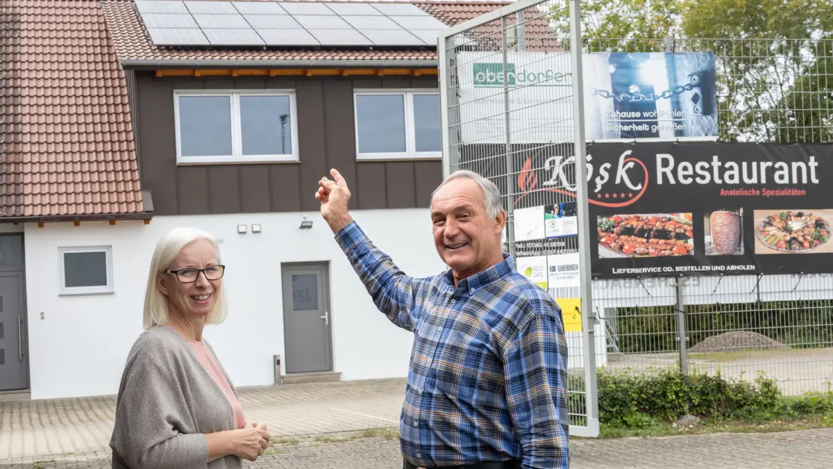 Eschenbach, Sportplatz Schlater Straße: Energieagentur (Dorit Klöpfel) macht Interview mit Herrn Eitle