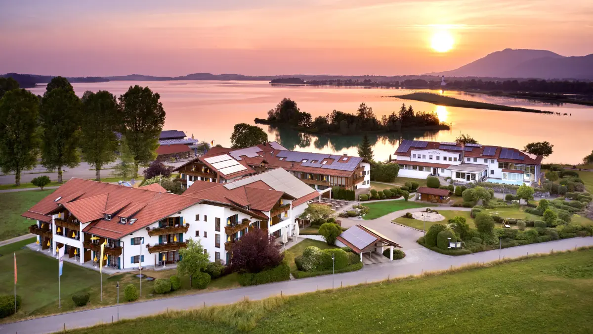 Die Fotos dürfen ausschließlich für PR- und Marketingmaßnahmen des Hotels Sommer, Füssen, Deutschland verwendet werden.
Jegliche Nutzung Dritter (durch Verkauf oder Weitergabe) ist mit dem Bildautor, Michael Huber | www.huber-fotografie.at, gesondert zu vereinbaren.
Copyright aller Aufnahmen:
Michael Huber
5730 Mittersill. Hallenbadstraße 4
www.huber-fotografie.at
0664 / 250 86 32