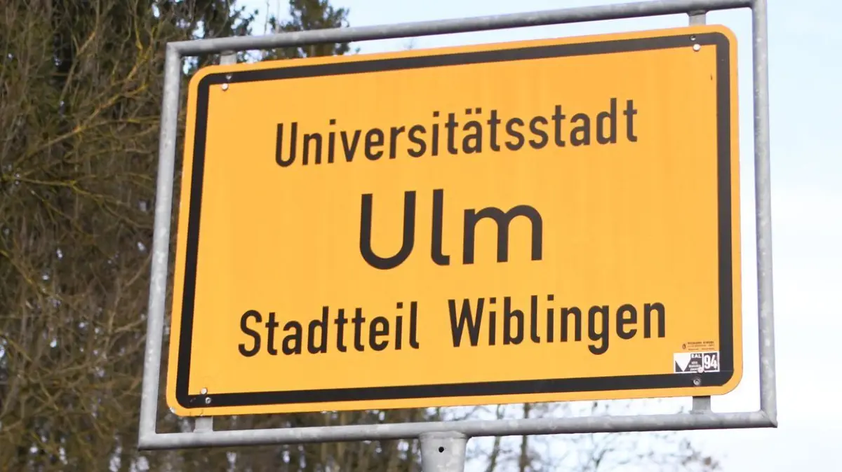15-Jähriger vor Gericht: ARCHIV - 29.12.2023, Baden-Württemberg, Ulm: Das Ortsschild des Ulmer Teilorts Wiblingen. Dort soll in einem Waldstück ein 15-Jähriger versucht haben, seine gleichaltrige Freundin zu erwürgen. Das Mädchen starb im Krankenhaus. In dem Verfahren gegen den Teenager wurde heute plädiert. (zu dpa: «Freundin erwürgt? - Plädoyers im Prozess gegen Teenager») Foto: Jason Tschepljakow/dpa +++ dpa-Bildfunk +++