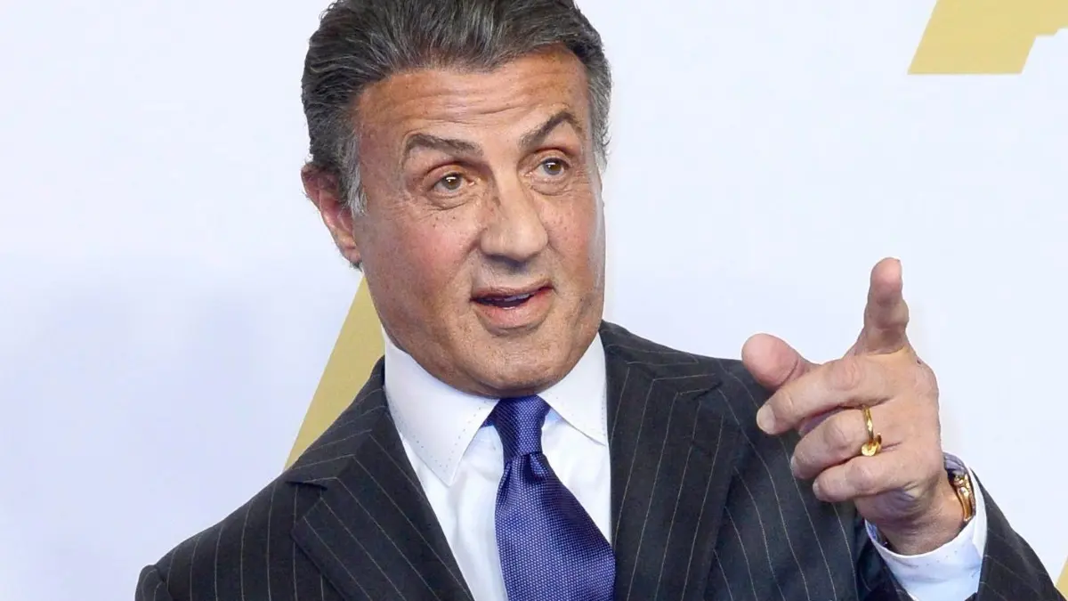 ARCHIV - 08.02.2016, USA, Beverly Hills: US-Schauspieler Sylvester Stallone kommt zum Oscar-Nominierten-Lunch. Stallone will einen Film über die 1946 verstorbene Box-Legende Jack Johnson in die Kinos bringen. (zu dpa "Sylvester Stallone dreht Film über Box-Legende Jack Johnson" vom 31.05.2018) Foto: Mike Nelson/EPA/dpa +++ dpa-Bildfunk +++