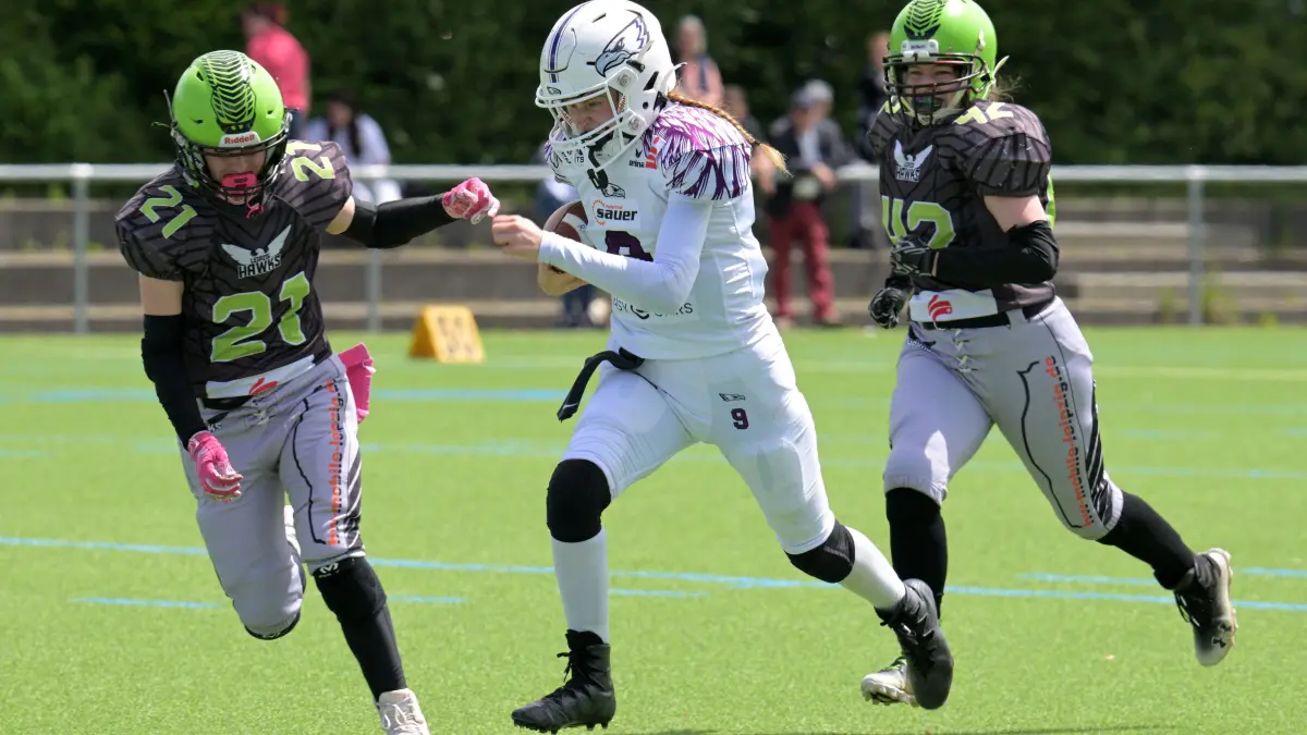 Lea Christiane Heidemarie Wissler (Mitte), hier im Duell mit zwei Verteidigerinnen der Leipzig Hawks, ist nicht zu bremsen. Am Sonntag steht der spannende Showdown bevor: Die SG Tübingen/Reutlingen trifft im Playoff-Halbfinale auf die Wiesbaden Phantoms Ladies.