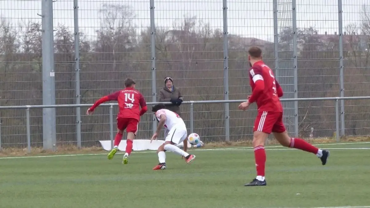 Im Februar stehen sich der TSV Ilshofen und die SGM SSV/Sportfreunde Hall in einem Testspiel gegenüber. Die Ilshofener (rote Trikots) siegen mit 4:1.