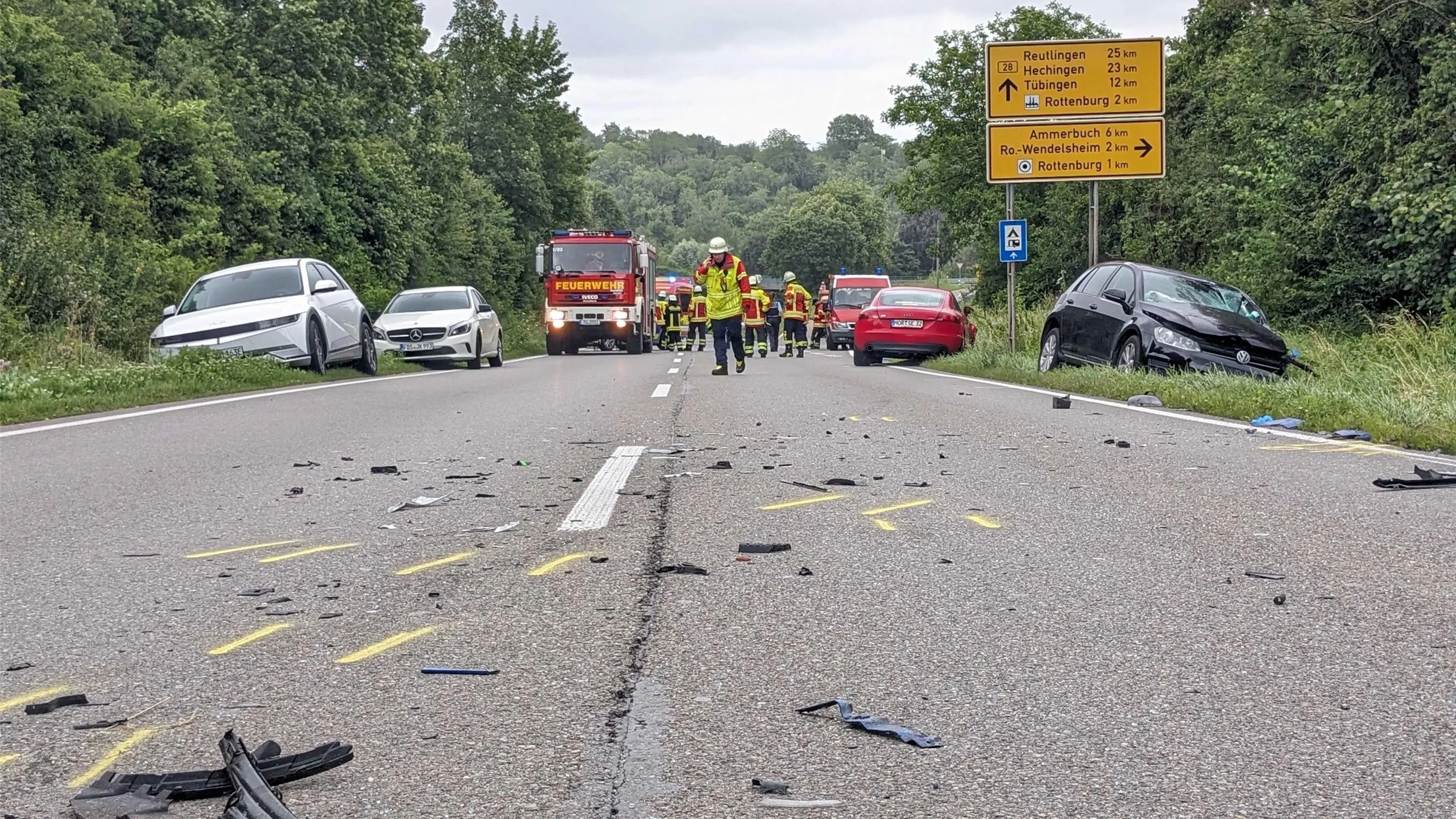 B28 Unfall Verkehrsbeeinträchtigungen Rottenburg: Schwierige Bergung nach Unfall auf dem Autobahnzubringer