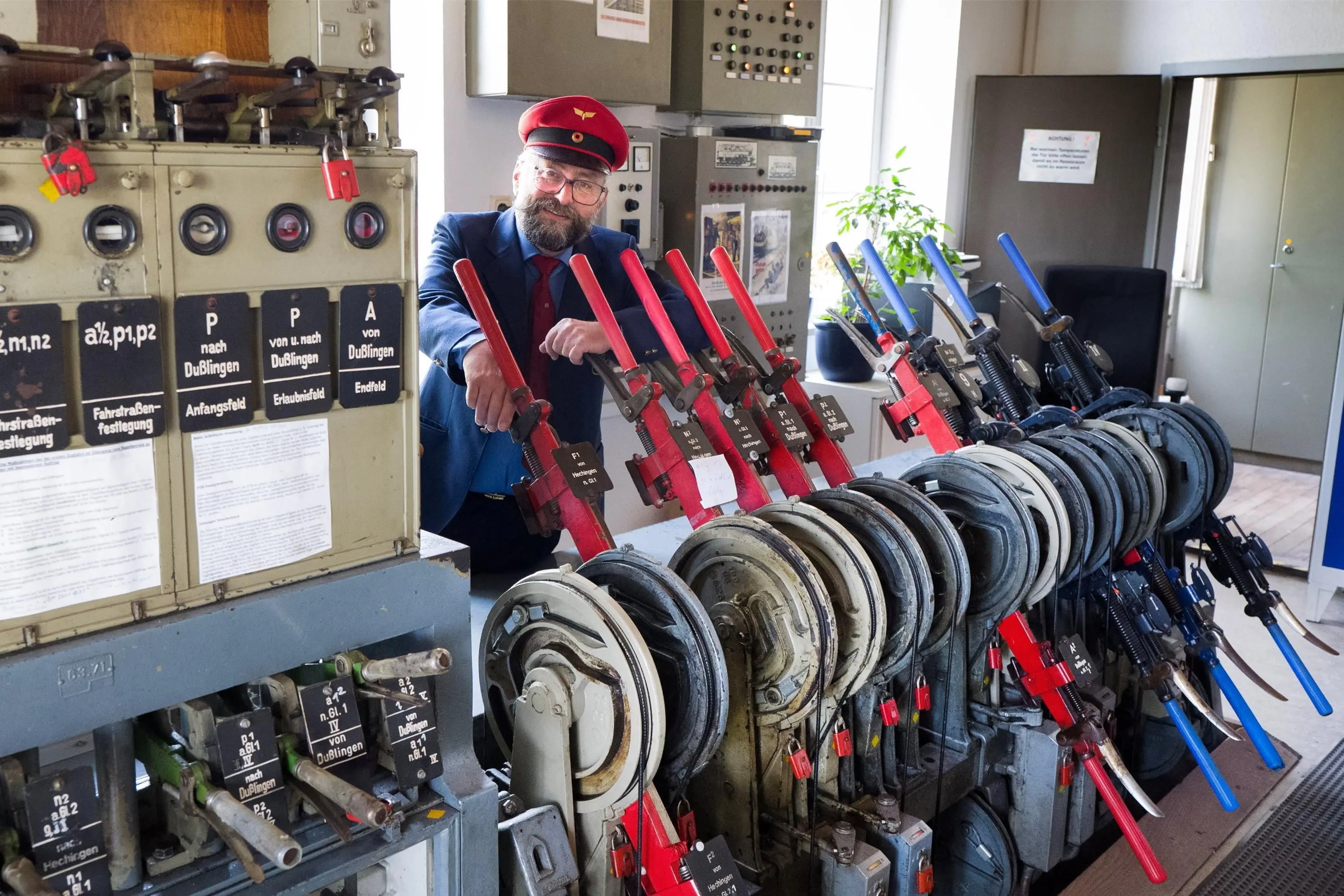 Mössingen · Bahnhof: Mössingen Stellwerk: Hier werden Signale und ...