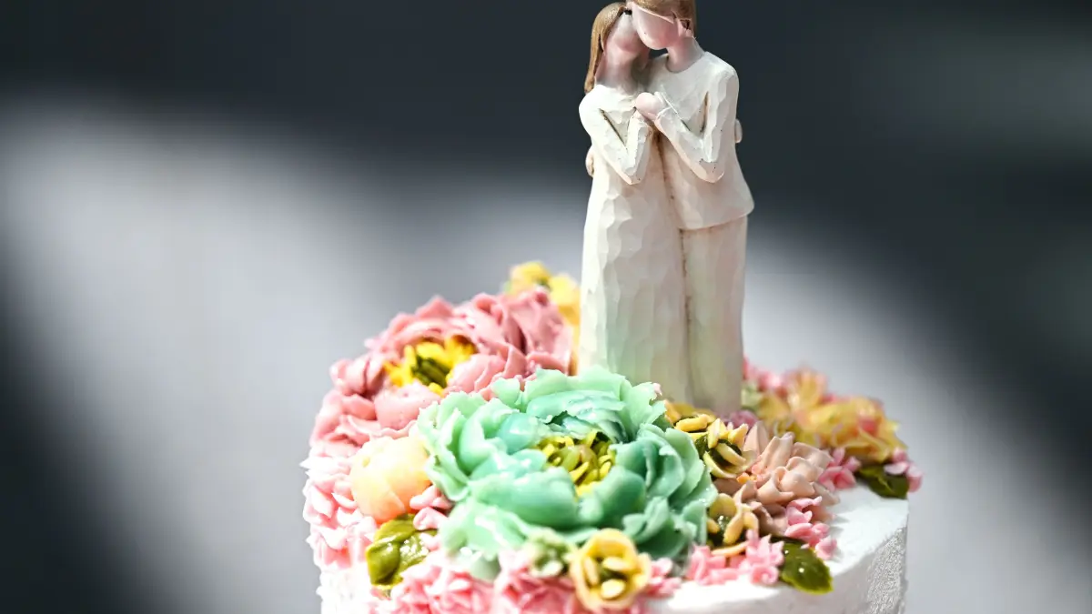 Ein "Brautpaar" steht als Beispiel für eine Hochzeitstorte im Foyer West der Messe Friedrichshafen. Hersteller der Figuren und des Tortendesigns ist "Design Torten Dewald". Dutzende ausgefallene Torten sind bei der «My Cake 2022», der internationalen Messe für Tortendesign und kreatives Backen, zu sehen. +++ dpa-Bildfunk +++