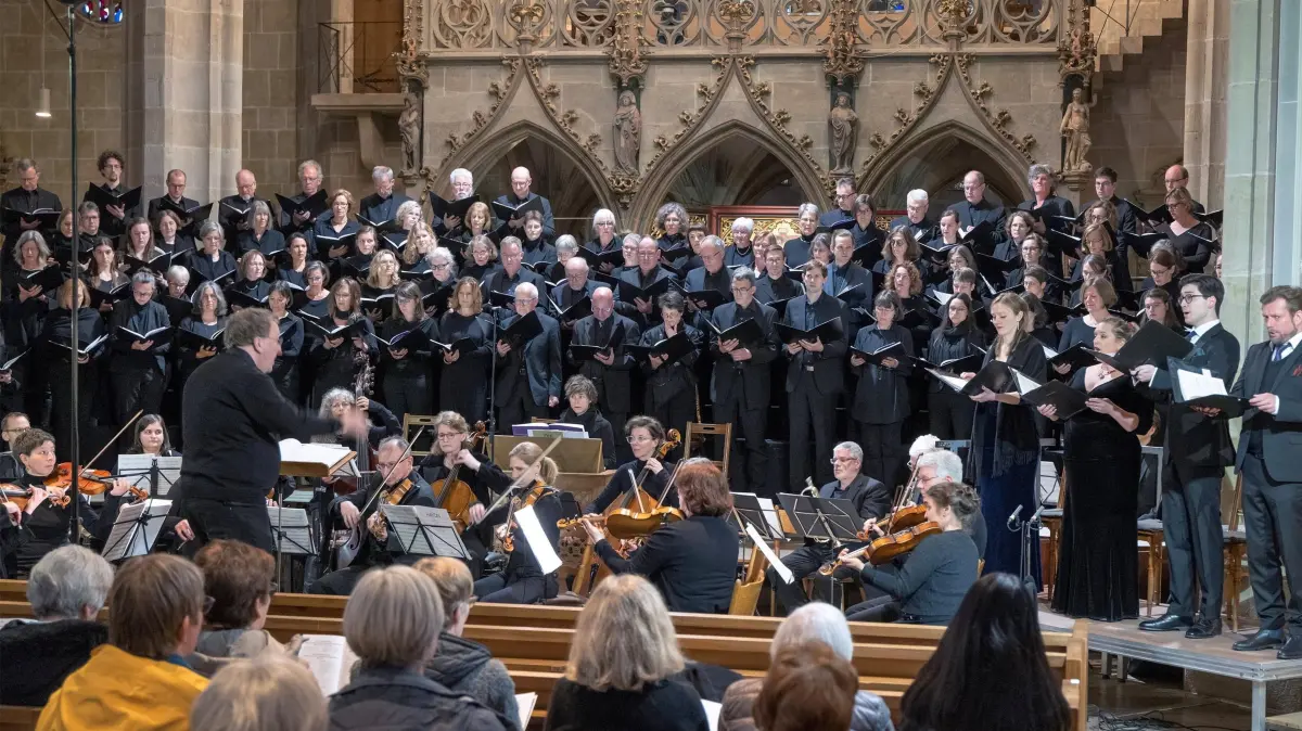 Ingo Bredenbach leitet Camerata viva und Bachchor in der Stiftskirche.
Quelle: Schwäbisches Tagblatt. Vor Verwendung bitte Bildrechte prüfen.
Ingo Bredenbach leitet Camerata viva und Bachchor in der Stiftskirche.