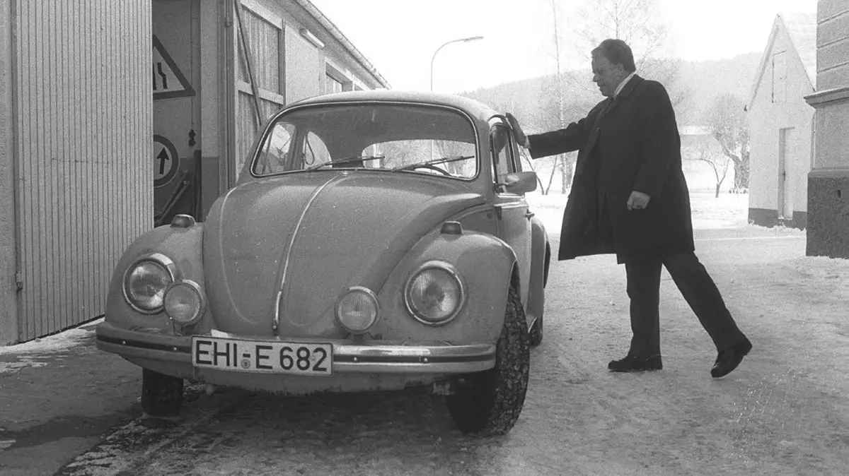 Ehingen / Allmendingen, Was vor 50 und 25 Jahren geschah!: Allmendingens damaliger Bürgermeister Karl Spitzmüller war 1979 ein glühender Verfechter des EHI-Kennzeichens. Sechs Jahre, nachdem es nicht mehr ausgegeben worden war, zierte es noch seinen VW-Käfer Foto: Archiv
