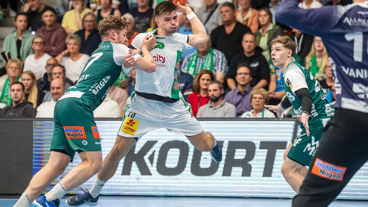 Frisch Auf Goeppingen vs. TSV Hannover-Burgdorf, Handball, 1. Bundesliga, Herren, Spielzeit 2024/2025, 27.09.2024: Renars Uscins (TSV Hannover-Burgdorf, #10) setzt sich gegen David Schmidt (Frisch Auf Goeppingen, #77) durch, Frisch Auf Goeppingen vs. TSV Hannover-Burgdorf, Handball, 1. Bundesliga, Herren, Spielzeit 2024/2025, 27.09.2024,
Foto: EIBNER/Michael Schmidt