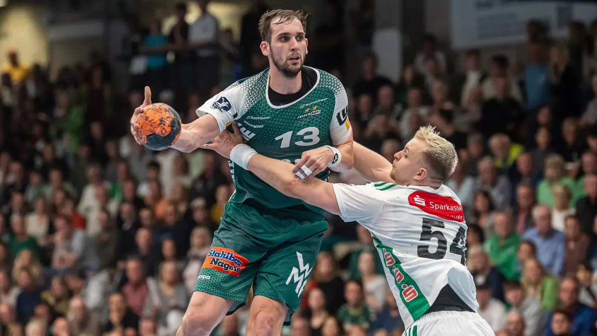 Frisch Auf Goeppingen vs. TSV Hannover-Burgdorf, Handball, 1. Bundesliga, Herren, Spielzeit 2024/2025, 27.09.2024: Josip Sarac (Frisch auf Goeppingen, #13) versucht ein Anspiel an den Kreis, Frisch Auf Goeppingen vs. TSV Hannover-Burgdorf, Handball, 1. Bundesliga, Herren, Spielzeit 2024/2025, 27.09.2024,
Foto: EIBNER/Michael Schmidt