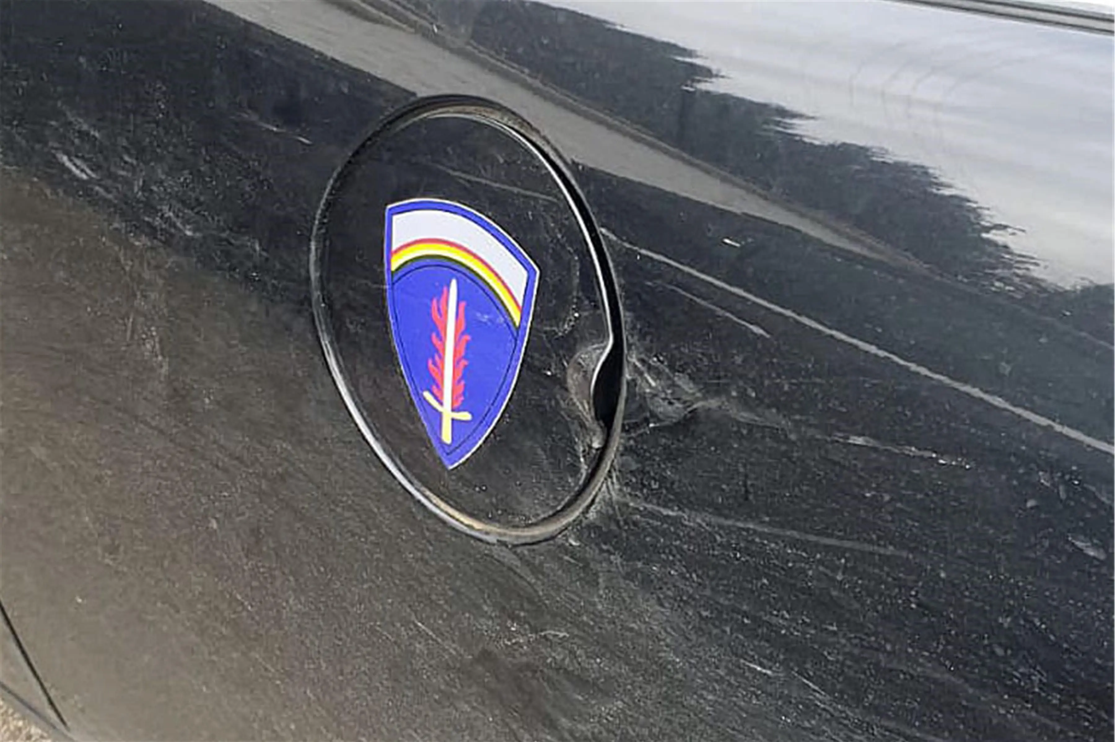 Ein in Reichsbürger-Kreisen oft verwendetes Symbol auf einem Auto in einem Horber Teilort: Das Wappen namens „S.H.A.E.F.“ nimmt Bezug auf das historische „Supreme Headquarters Allied Expeditionary Force“ im Zweiten Weltkrieges. Bild: Benjamin Breitmaier