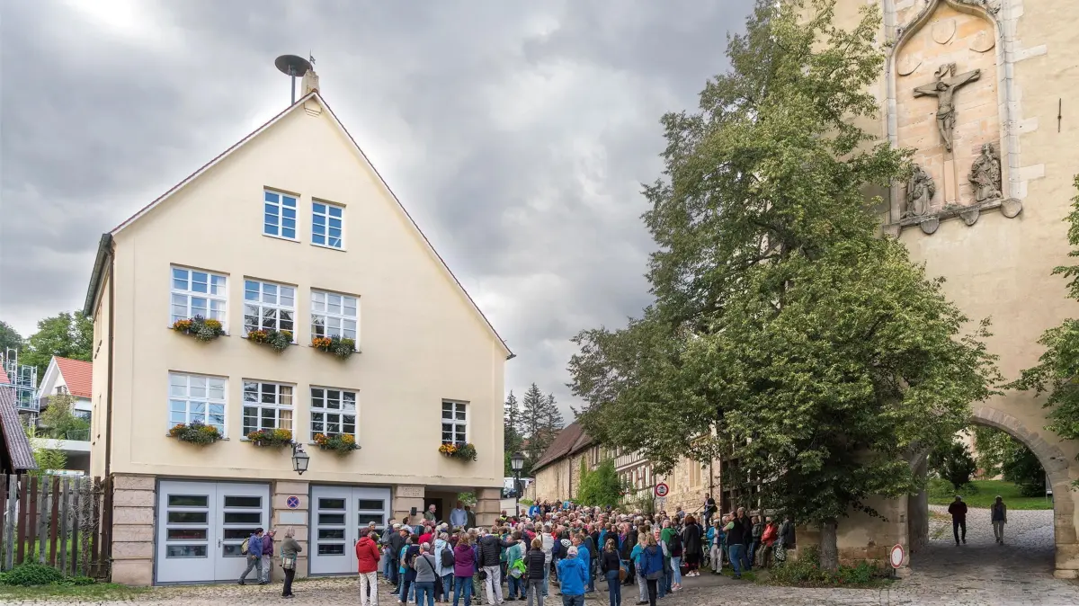 Gut 300 Leute interessierten sich für die Ortsgeschichte von Bebenhausen. Hier stehen sie vor dem Rathaus.
Quelle: Schwäbisches Tagblatt. Vor Verwendung bitte Bildrechte prüfen.
Gut 300 Leute interessierten sich für die Ortsgeschichte von Bebenhausen. Hier stehen sie vor dem Rathaus.