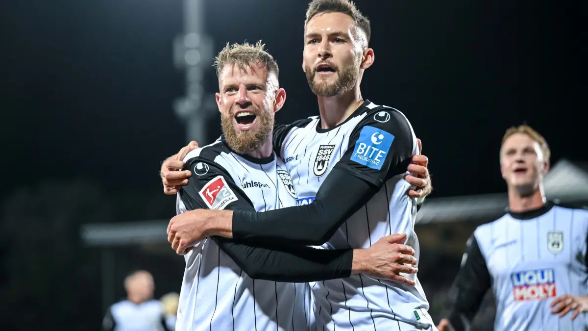 SSV Ulm 1846 - Eintracht Braunschweig: 27.09.2024, Baden-Württemberg, Ulm: Fußball: 2. Bundesliga, SSV Ulm 1846 - Eintracht Braunschweig, 7. Spieltag, Donaustadion. Ulms Johannes Reichert (l) und Ulms Felix Higl (r) jubeln nach dem Treffer zum 3:1. Foto: Harry Langer/dpa - WICHTIGER HINWEIS: Gemäß den Vorgaben der DFL Deutsche Fußball Liga bzw. des DFB Deutscher Fußball-Bund ist es untersagt, in dem Stadion und/oder vom Spiel angefertigte Fotoaufnahmen in Form von Sequenzbildern und/oder videoähnlichen Fotostrecken zu verwerten bzw. verwerten zu lassen. +++ dpa-Bildfunk +++