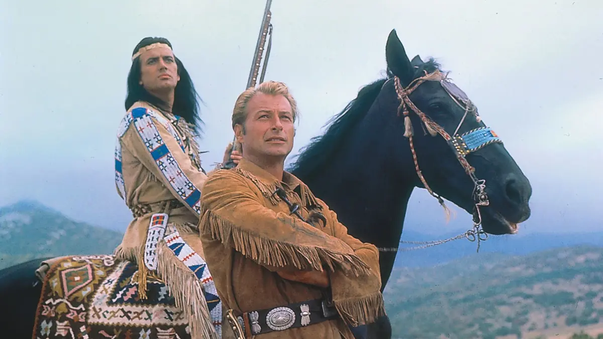 Die Blutsbrüder Winnetou (Pierre Brice, l.) und Old Shatterhand (Lex Barker, r.) stellen sich einem neuen Abenteuer.