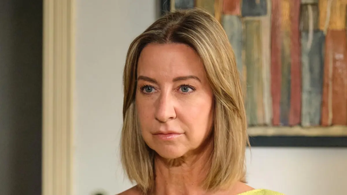 Ute (Isabell Hertel) erfährt enttäuscht, dass Benedikt und Patrizia eine weitere Nacht in Ferrara bleiben.