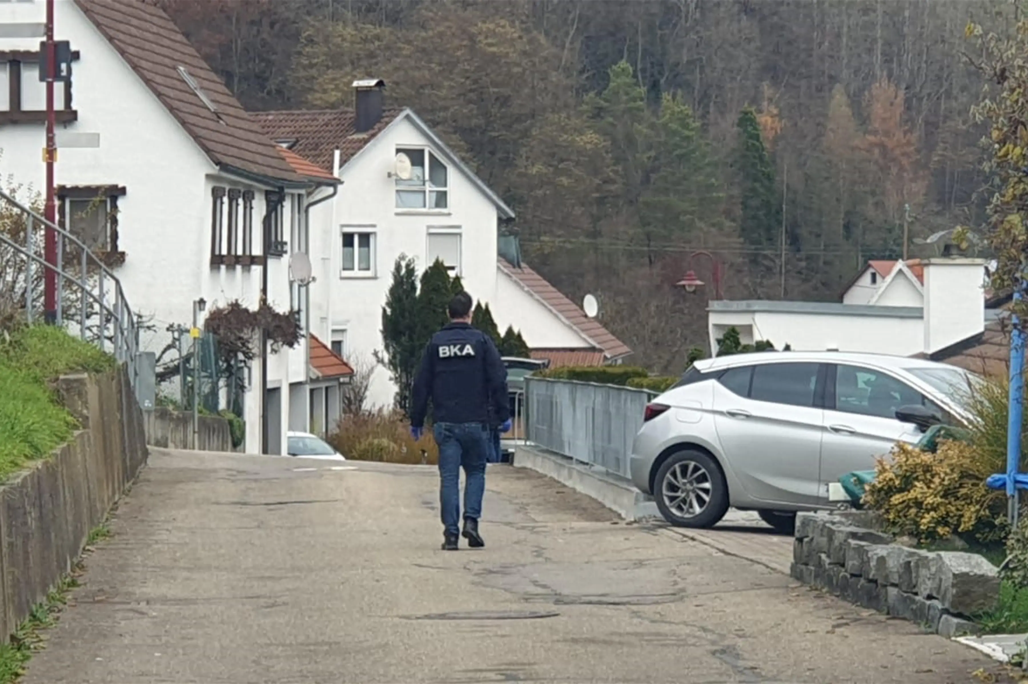 Ein Beamter des BKA in einem Horber Teilort. Bild: Benjamin Breitmaier