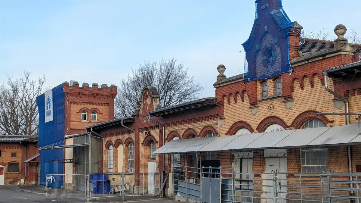 Am Rottenburger Schlachthof bröckelt schon seit längerem die Fassade.
Quelle: Schwäbisches Tagblatt. Vor Verwendung bitte Bildrechte prüfen.
Am Rottenburger Schlachthof bröckelt schon seit längerem die Fassade.