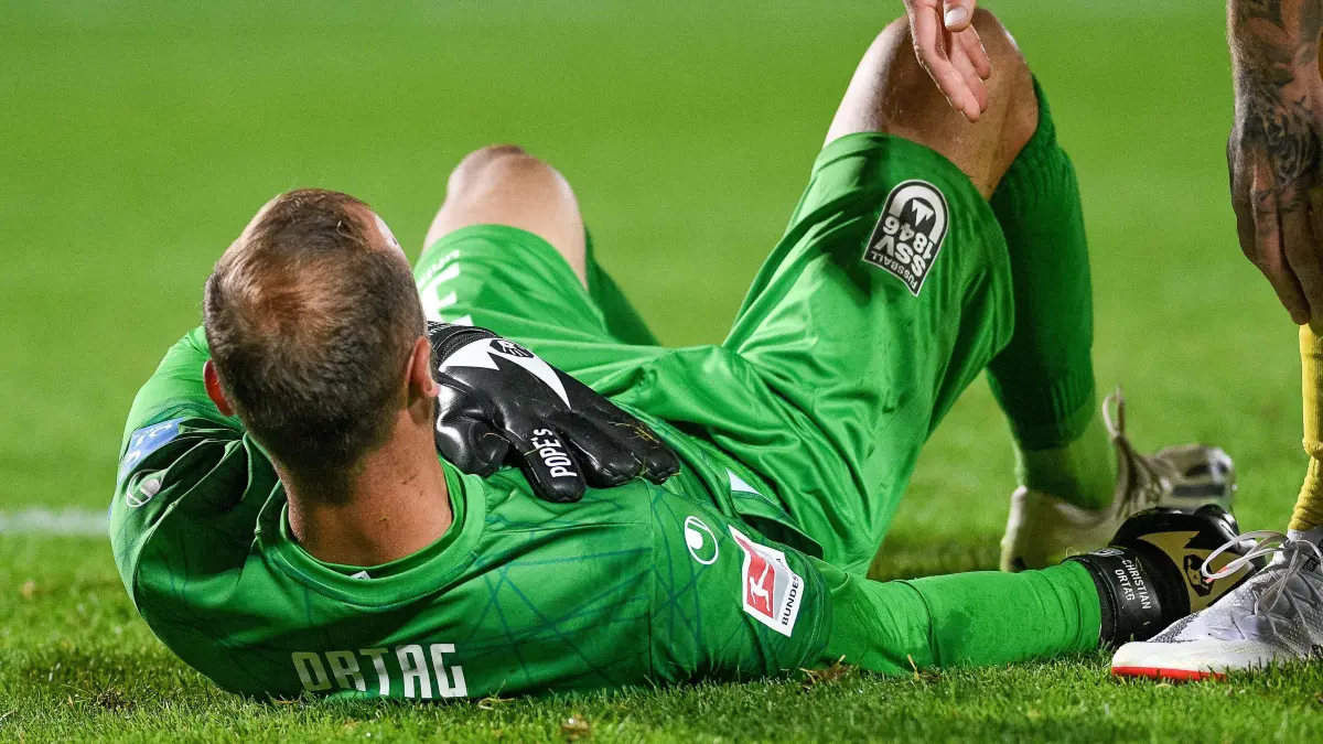 GER, SSV Ulm 1846 vs. Eintracht Braunschweig, Fussball, 2. Bundesliga, Spieltag 7, Saison 2024 / 2025, 27.09.2024: Christian Ortag (SSV Ulm 1846 #39), Verletzung,
GER, SSV Ulm 1846 vs. Eintracht Braunschweig, Fussball, 2. Bundesliga, Spieltag 7, Saison 2024 / 2025, 27.09.2024, DFB regulations prohibit any use of photographs as image sequences and/or quasi-video.
Foto: EIBNER/Florian Schust